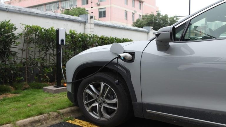 Sitede Oturan Elektrikli Araba Sahipleri Şarj İçin Wallbox Kurduğunda Mahkemelik Oluyor. Arabasını Satanlar Var.