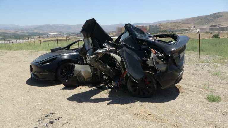 Malatya’da Tesla Marka Elektikli Otomobil Kaza Sonucu 2’ye Bölündü